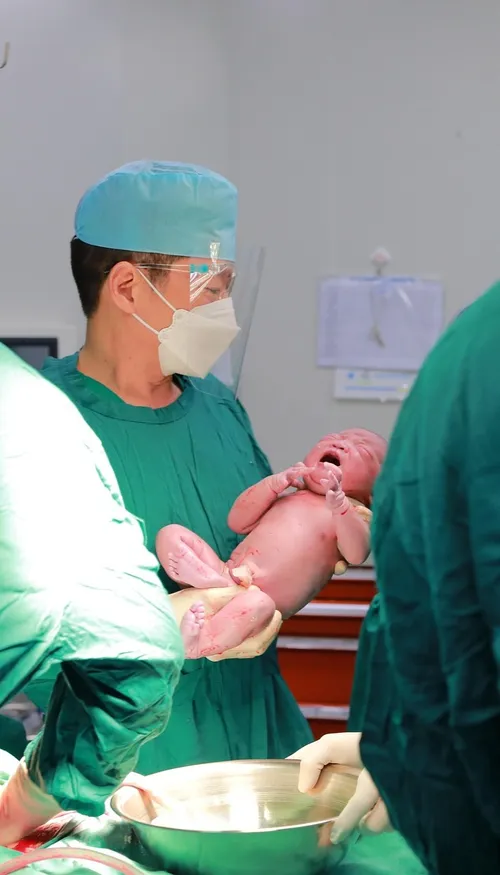 Un accouchement plus humain : l’innovation de la césarienne...