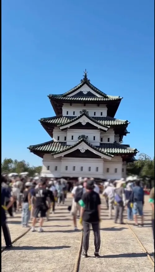 Japon : 4000 personnes déplacent à bout de bras un château ! 