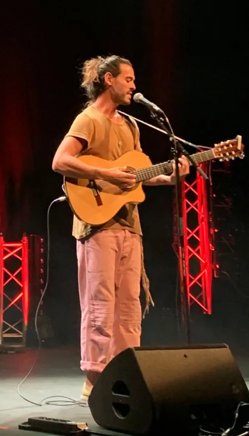 Flo Delavega prépare son grand retour en solo avec « AIMER LES GENS »