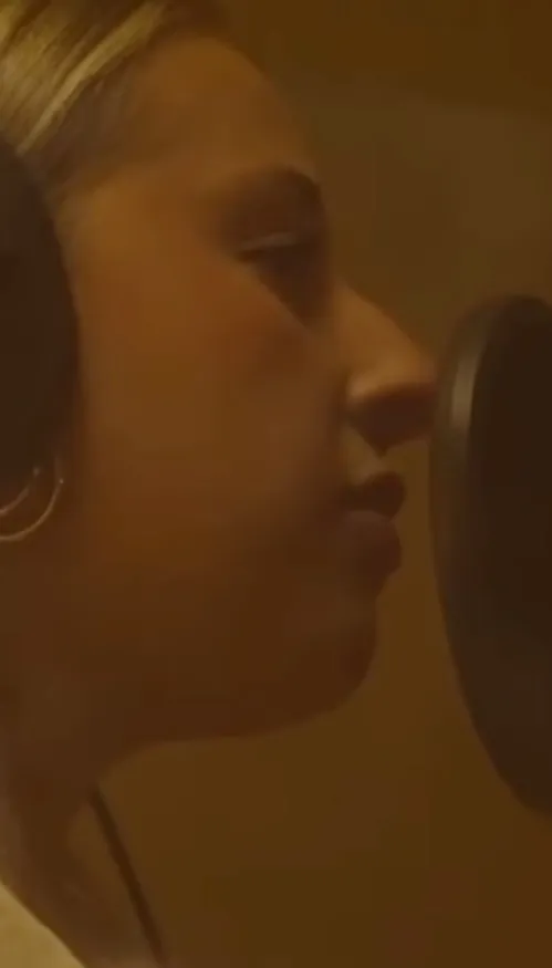 Héléna fête ses 24 ans avec une surprise à ses fans