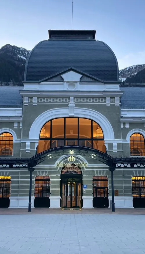 Espagne : Une gare fantôme transformée en palace !