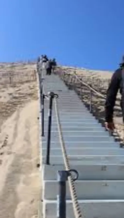 Dune du Pilat : les escaliers pour monter au sommet de la dune de...