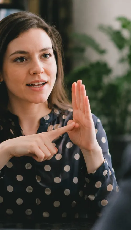 Elle est la seule en France : une agente des impôts signe pour les...