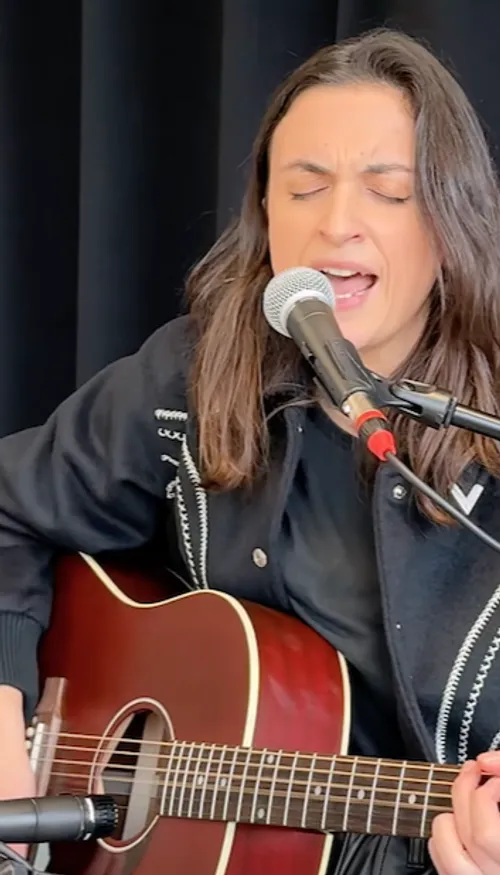 Laura Cox dévoile « Not Your Story », un nouveau single dans la...