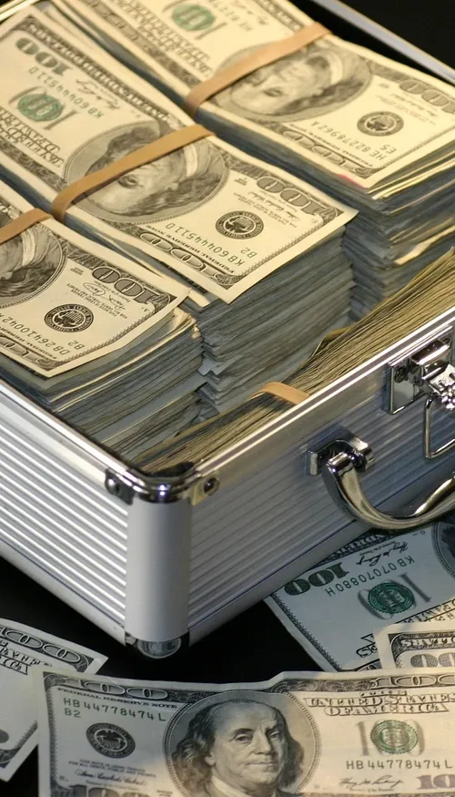 Il trouve plus de 120 000 dollars … et décide de retrouver le...