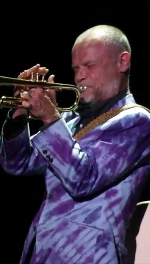 Flea rend hommage à Frank Ocean avec une reprise instrumentale de «...