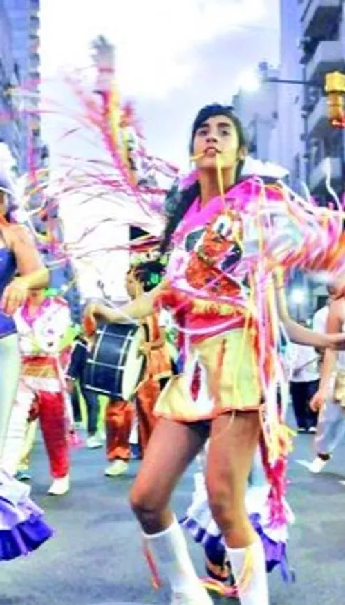 En Argentine, les "murgas" font vibrer la rue et les cœurs