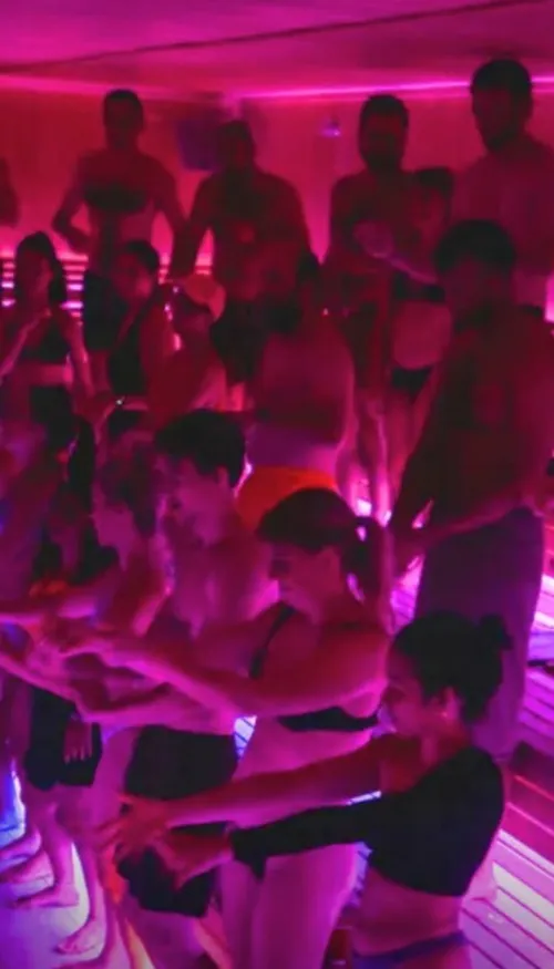 Nouveau délire : une rave party dans un sauna !