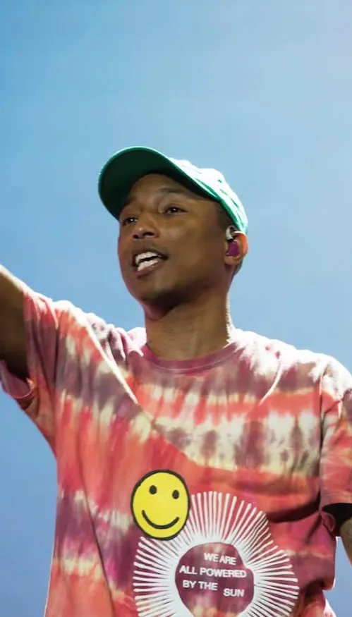 Pharrell Williams dévoile des musiques inédites lors de son défilé...