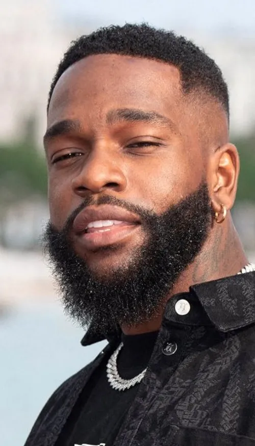 Tayc confirmé dans la troupe des Enfoirés pour l’édition 2027 !