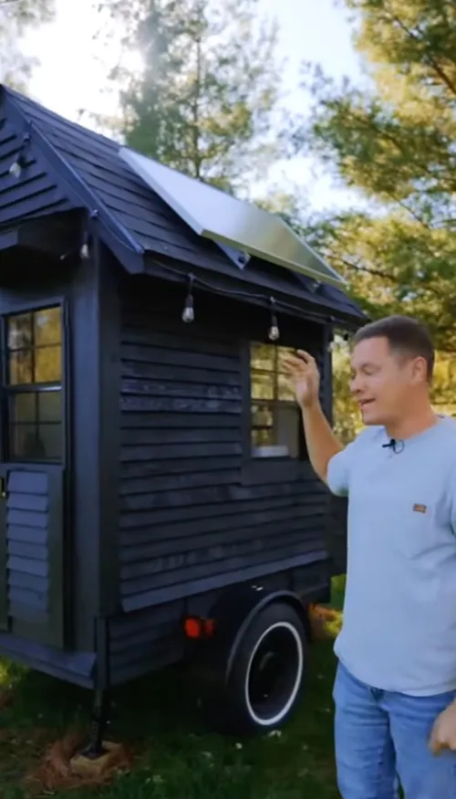 Il construit une maison de 1,8 m² avec un lit, une cuisine et des...