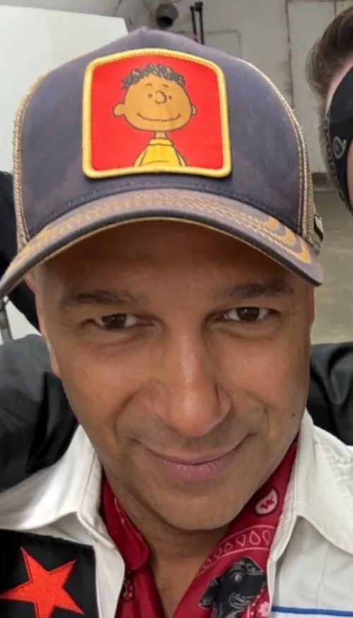 Tom Morello partage un nouveau titre rentre-dedans "Everything Burns"