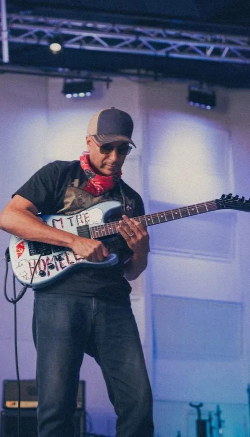 Tom Morello présente une guitare fidèle à lui-même en partenariat...
