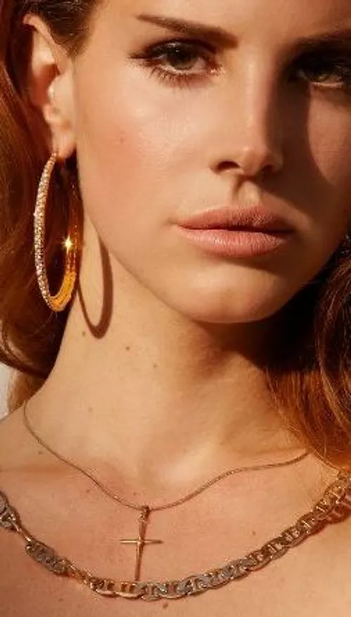 Lana Del Rey dévoile une chanson inédite pour James Bond... enfin...